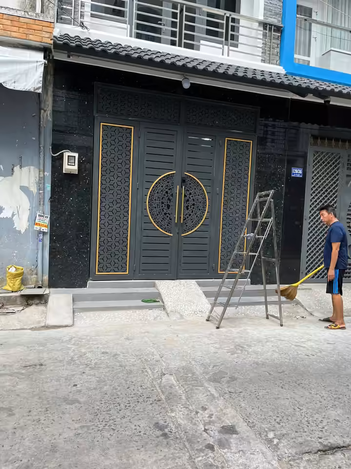 Cửa cổng sắt nhà phố hoa văn vàng
